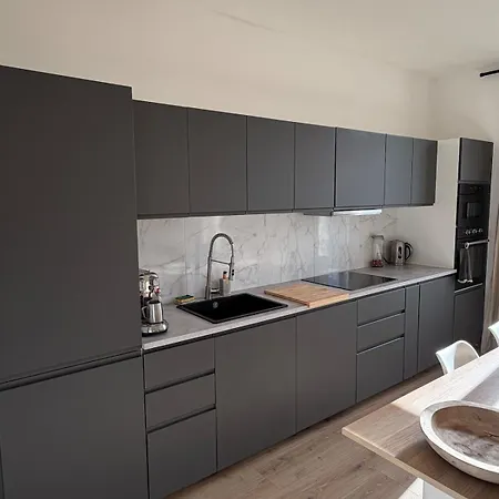 דירה Renovated Two-bedroom In Center Of - Station And Nearby *