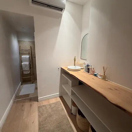 Renovated Two-bedroom In Center Of - Station And Nearby דירה קאן