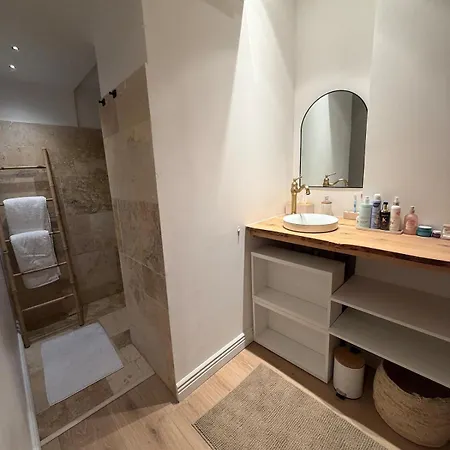 דירה Renovated Two-bedroom In Center Of - Station And Nearby *