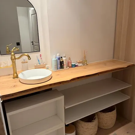 Renovated Two-bedroom In Center Of - Station And Nearby דירה